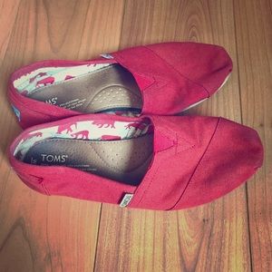 {Toms} red slip on flats